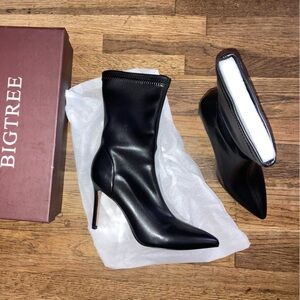 NEW with box sleek stiletto boots